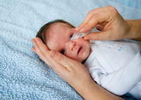 Nettoyer les yeux de bébé